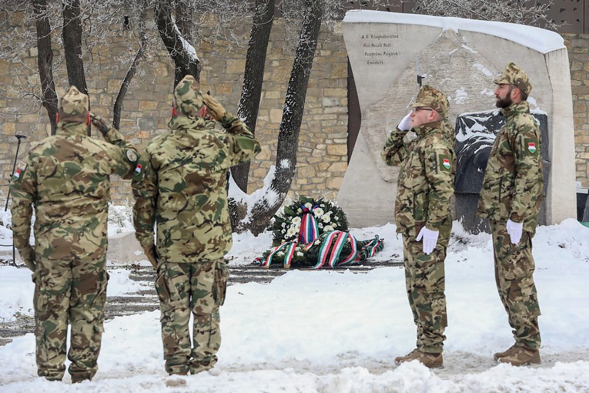 Megkoszorúzták a II. világháborús emlékművet Veszprémben