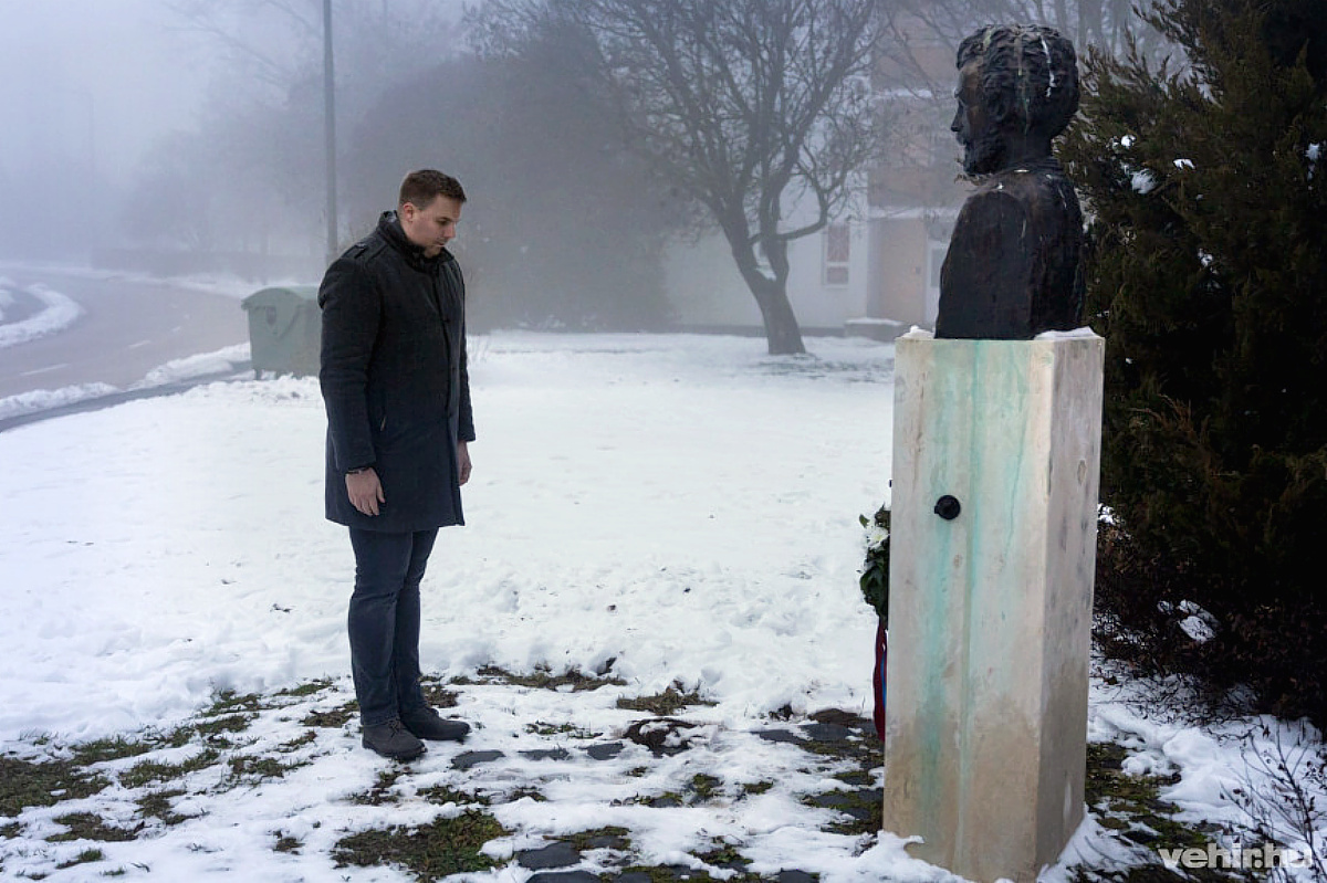 Halmay Gábor önkormányzati képviselő Endrődi József szobránál