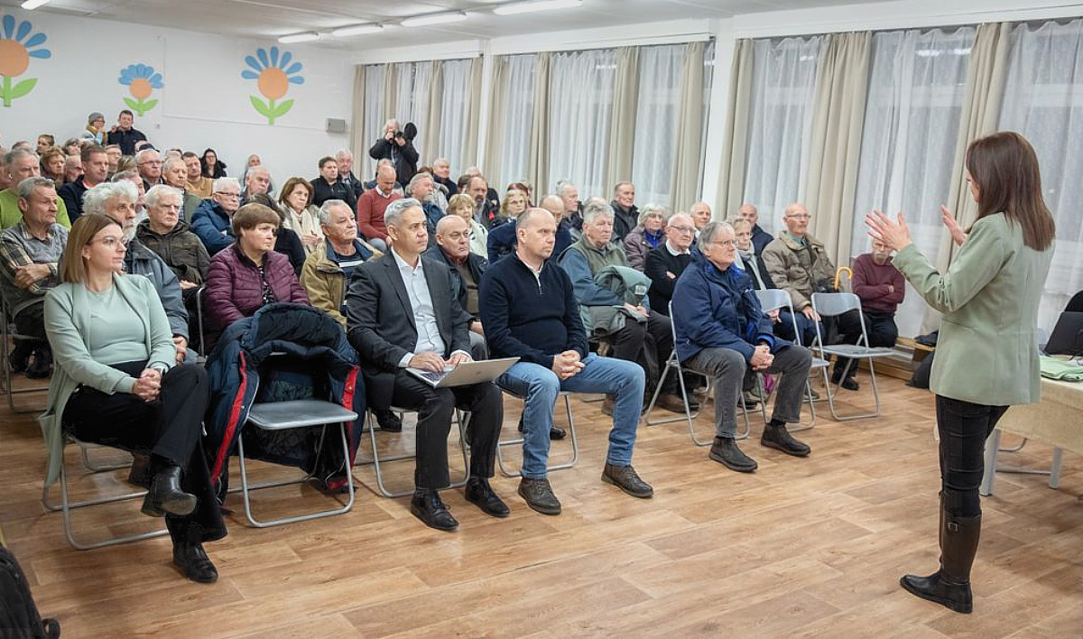 Sótonyi Mónika alpolgármester tájékoztatja a lakossági fórumot.