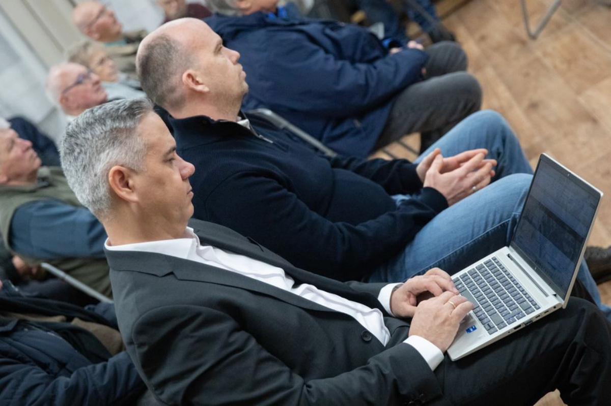 Lakossági tájékoztató résztvevői a Cholnoky lakótelepen.