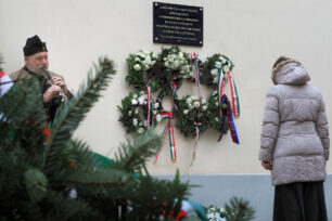 Koszorúzás a kommunizmus áldozatainak emléknapján tárogatószó mellett.