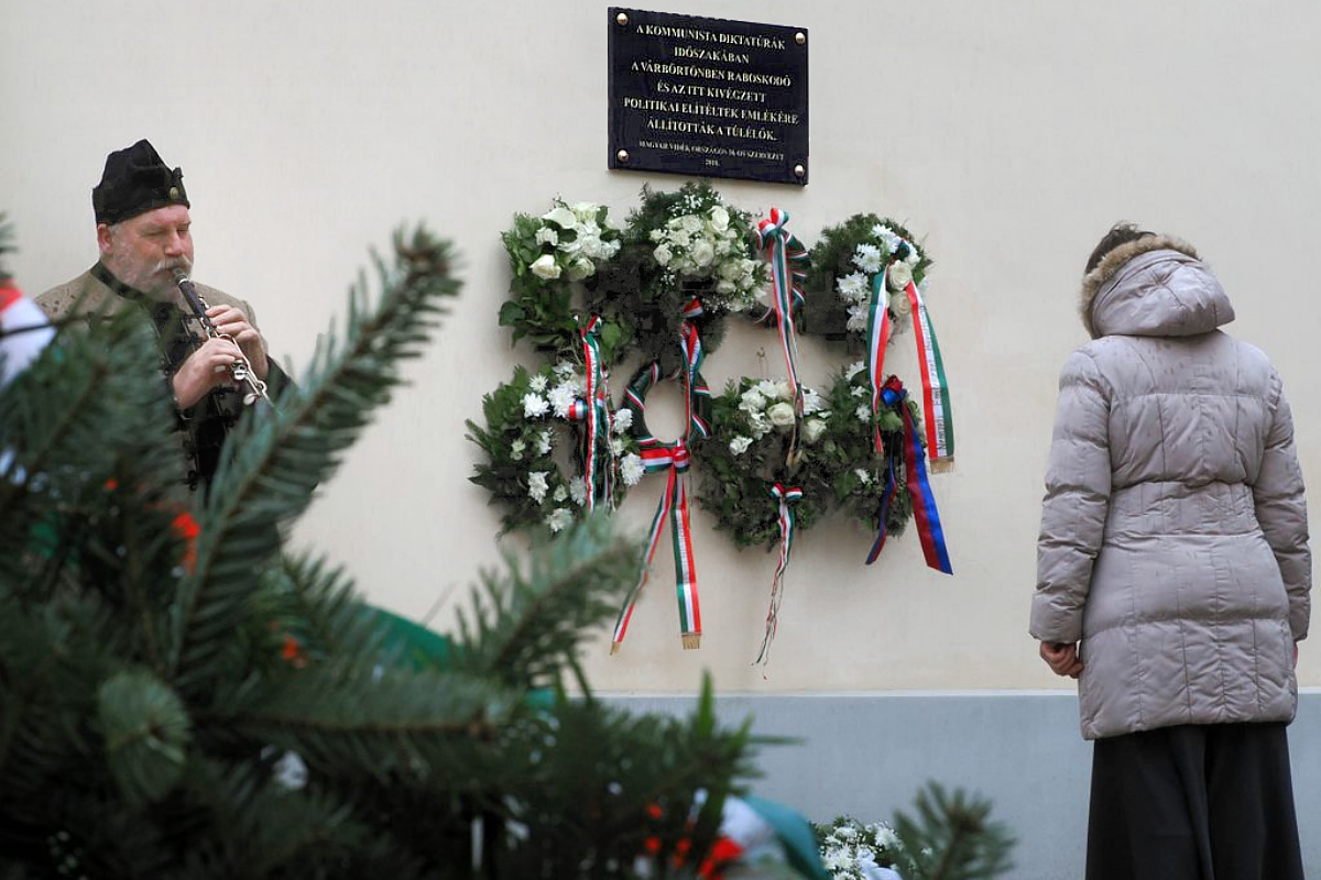 Koszorúzás a kommunizmus áldozatainak emléknapján tárogatószó mellett.