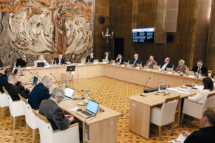 Februári közgyűlés a városházán.