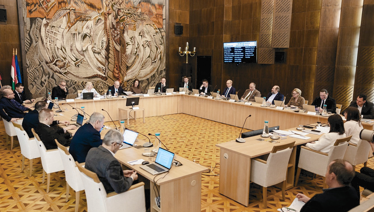 Februári közgyűlés a városházán.