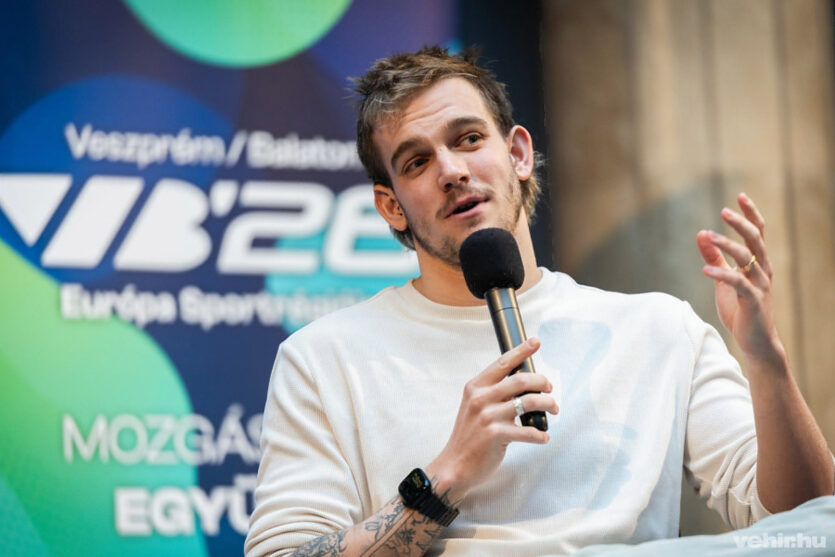 Rasovszky Kristóf az egészségügyi roadshow színpadán Veszprémben