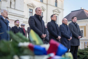 A kommunizmus áldozatainak emléknapi ünnepsége a Megyeház téren.