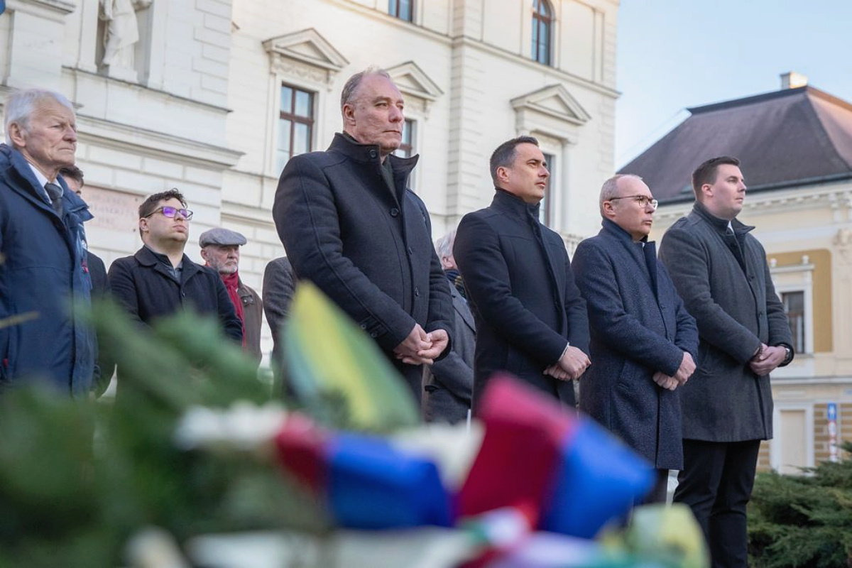 A kommunizmus áldozatainak emléknapi ünnepsége a Megyeház téren.