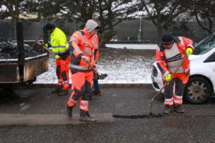 Javítják a belterületi utakon keletkezett kátyúkat.