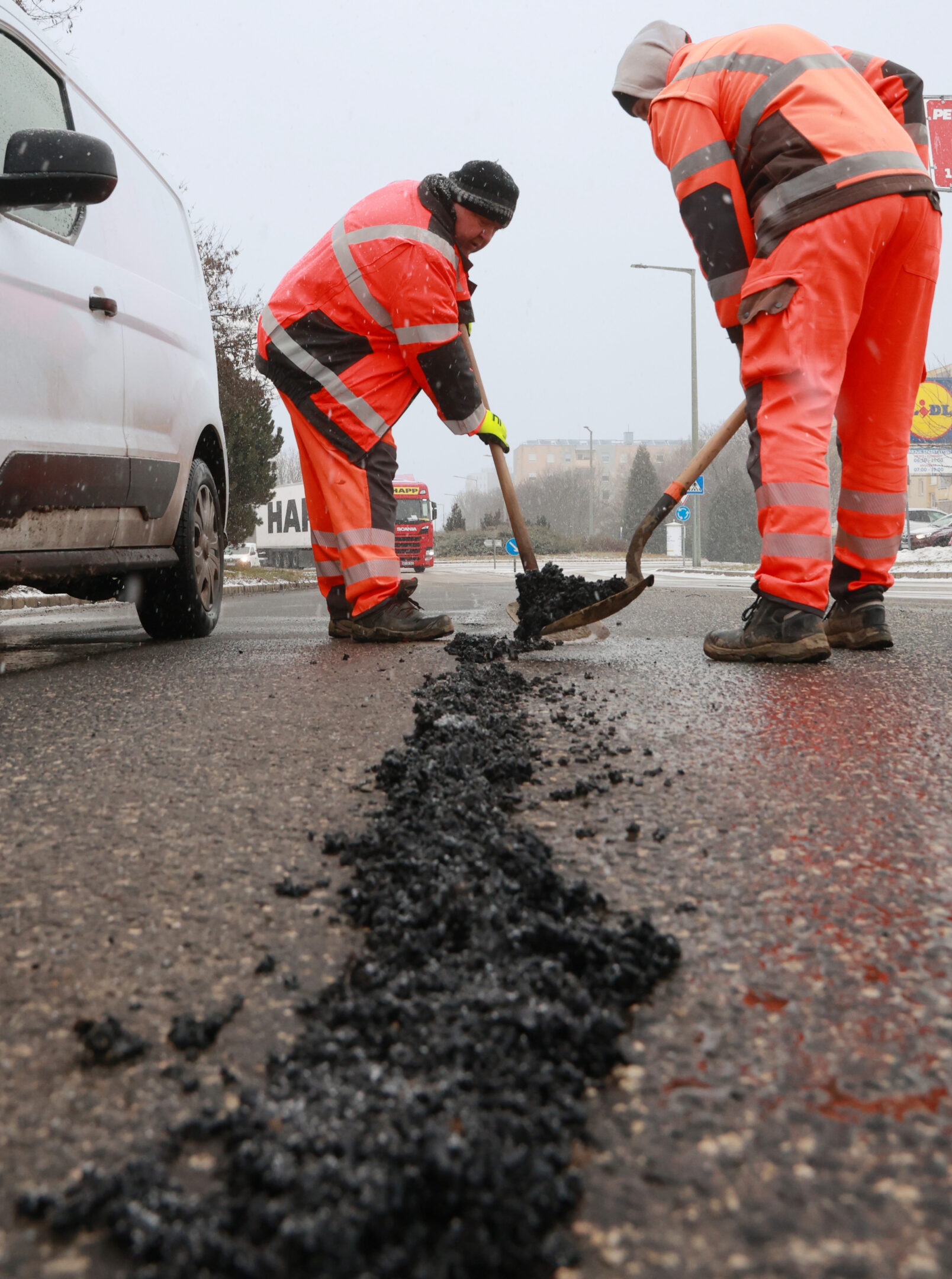 A repedéseket hideg aszfaltos technológiával javítják.