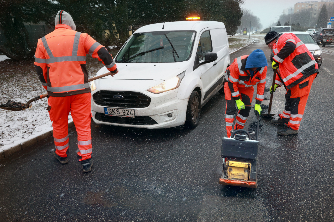 A hideg aszfaltot bedöngölik a felfagyott úttesten a résekbe.
