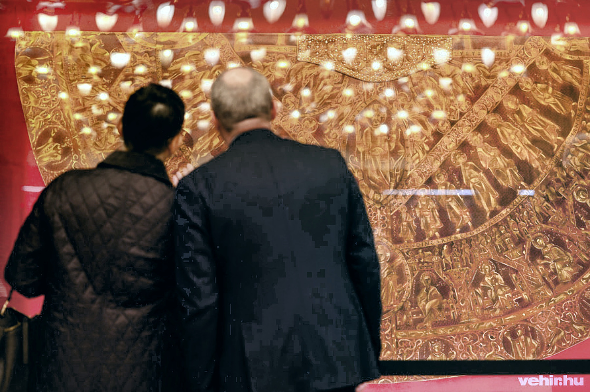 A palást másolatát egyelőre a színház előcsarnokában helyezték el.