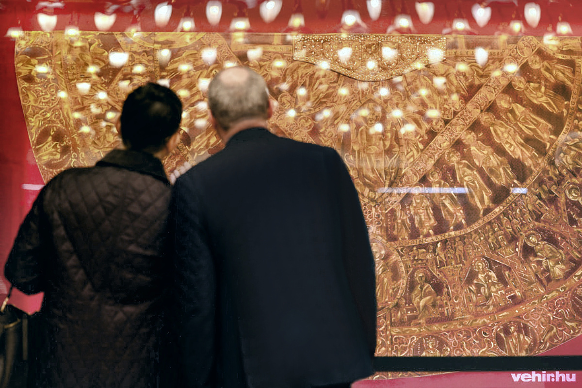 A palást másolatát egyelőre a színház előcsarnokában helyezték el.