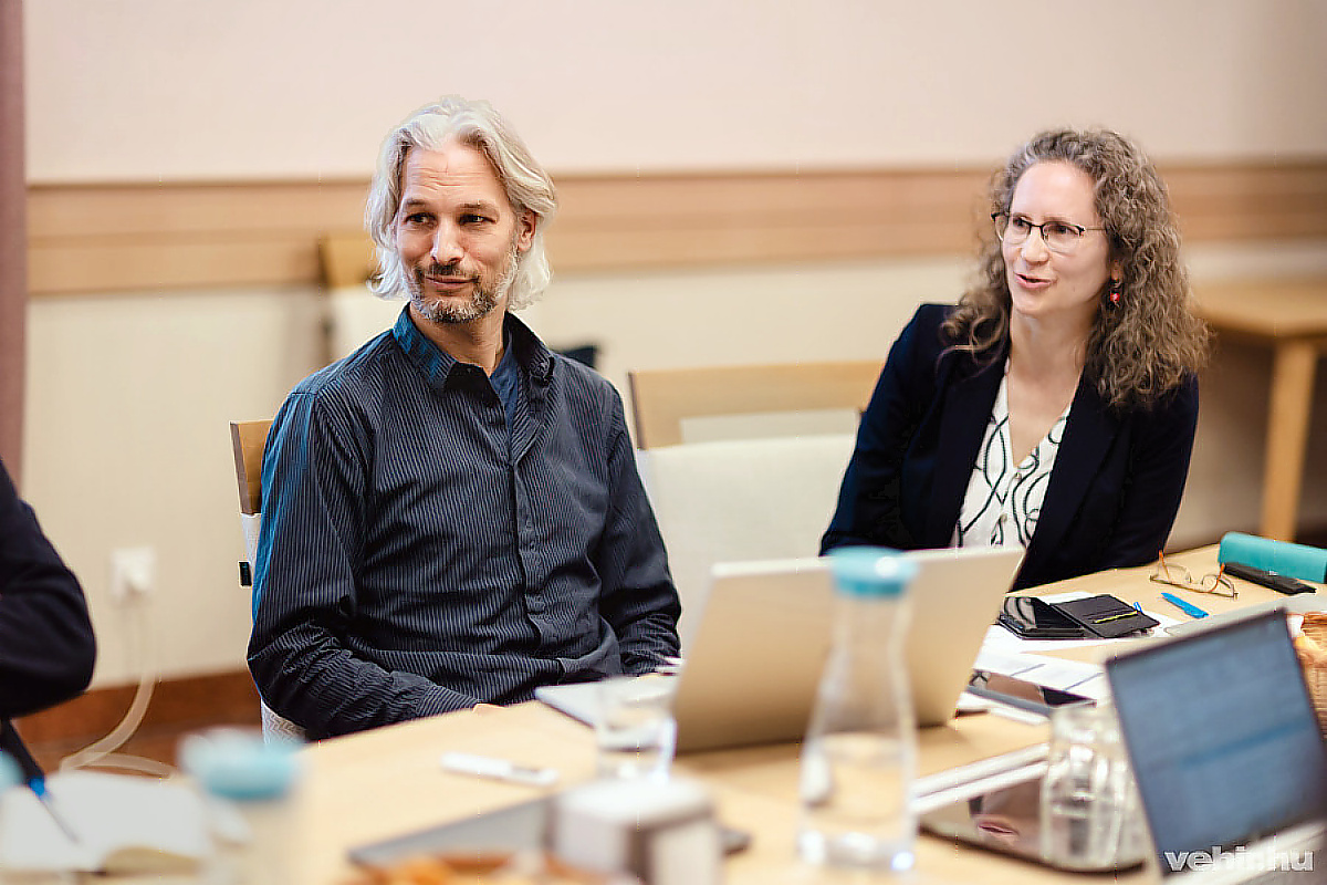 A projekt elsősorban az ifjúsági problémákra fókuszált.