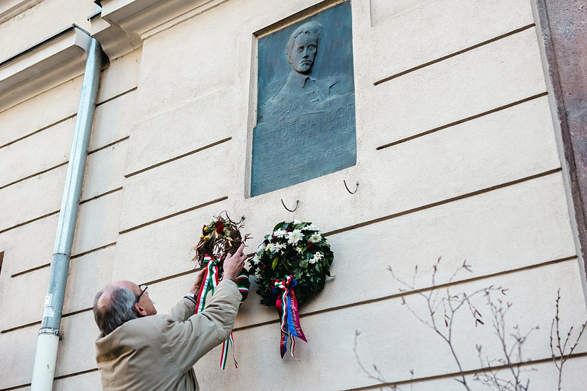 Koszorúkat helyeztek el a Petőfi emléktáblánál.
