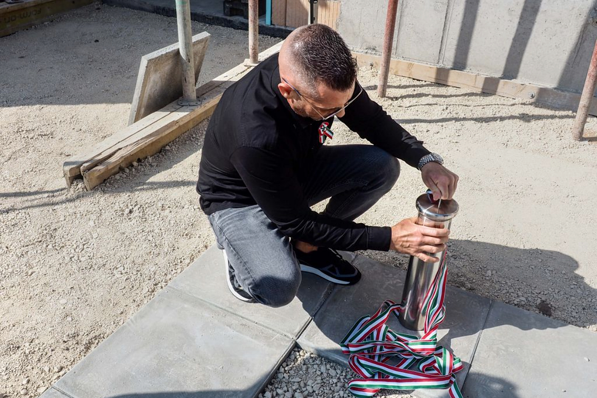 Időkapszulát helyeztek el a munkásszálló építésénél