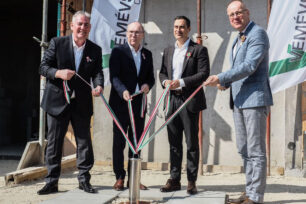 Időkapszulát helyeztek el a készülő VEMÉVSZER munkásszálló alapköve alá