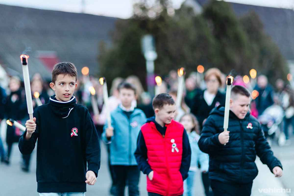 Gyulafirátóti iskolások a fáklyás felvonuláson