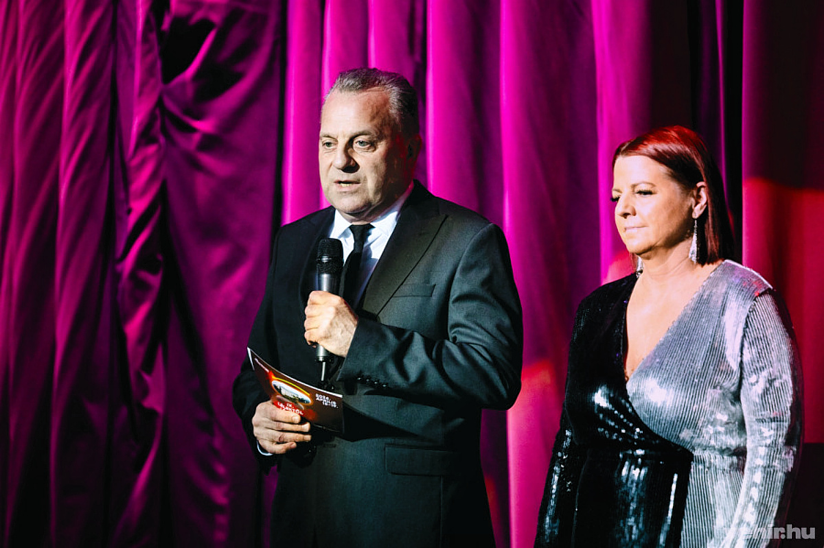 Oberfrank Pál igazgató köszönti a gálaműsor közönségét