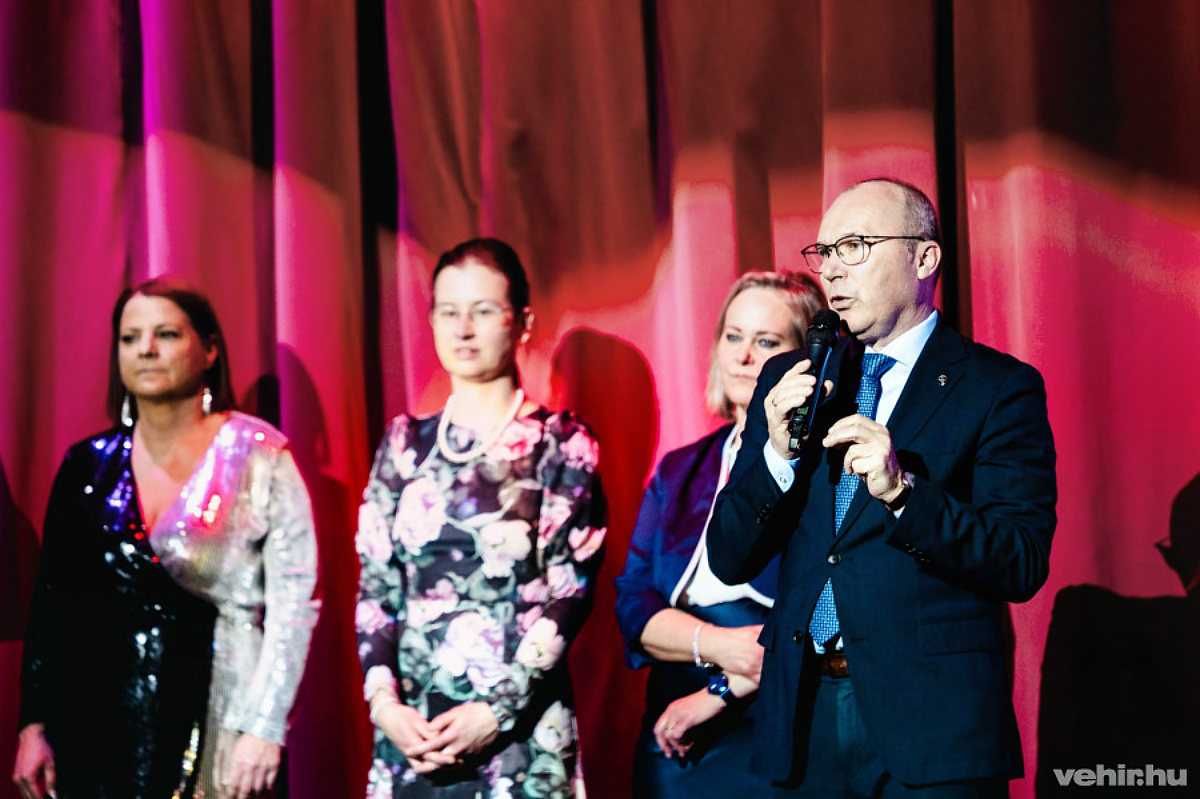 Porga Gyula polgármester köszönti a fesztivál résztvevőit.