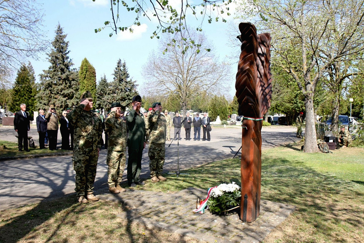 Tisztelgés a balesetben elhunyt katonák kopjafájánál.