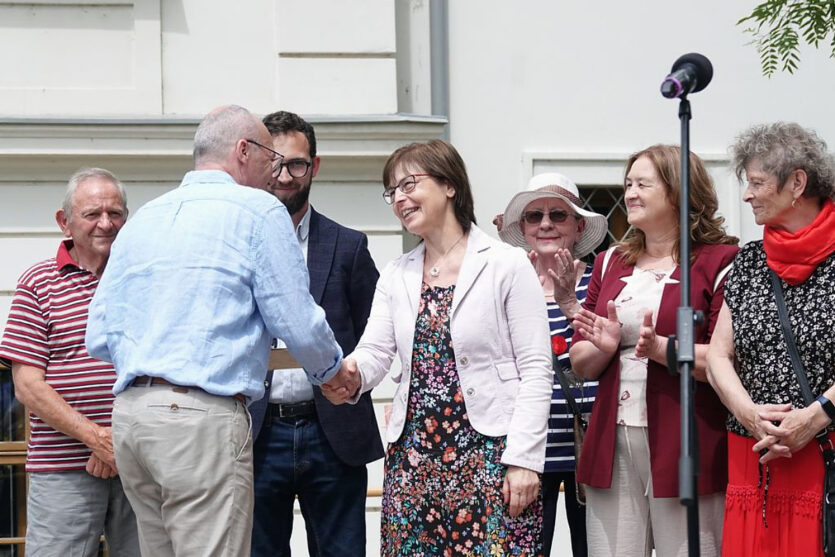 Márkusné Vörös Hajnalka átveszi a honismereti egyesület Pro Civitate díját.