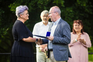 Fekete Valéri vehette át a Dévai Bíró Mátyás-díjat Kádártán.