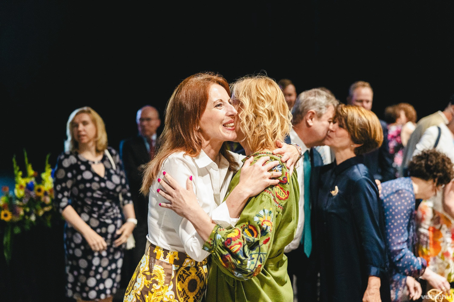 Sótonyi Mónika alpolgármester gratulál a kitüntetetteknek