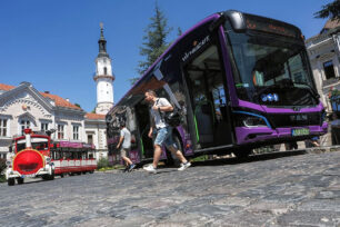 Új elektromos midi busz az Óváros téren