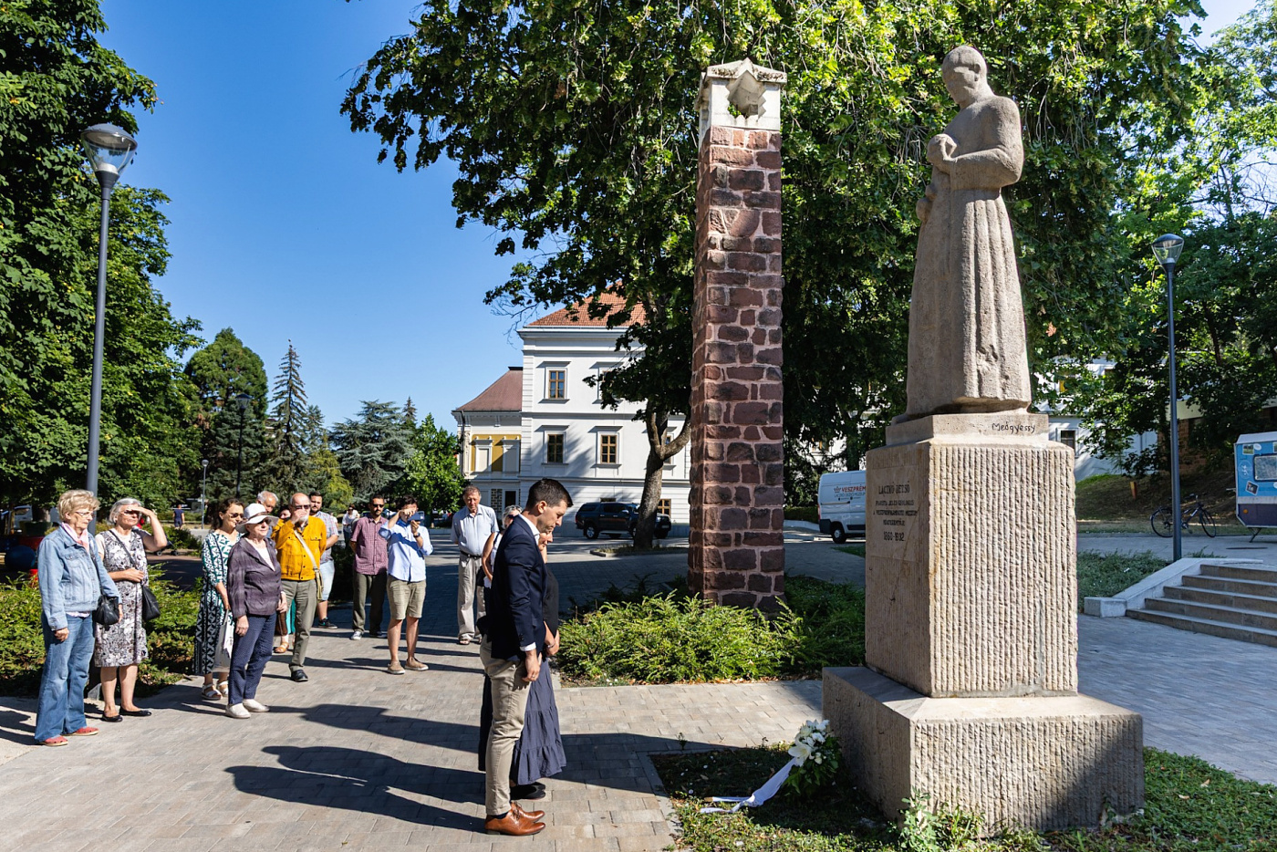 Megkoszsorúzták Laczkó Dezső múzeum előtt álló szobrát