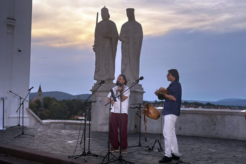 Budapest Folk Duó ünnepi műsora Veszprémben