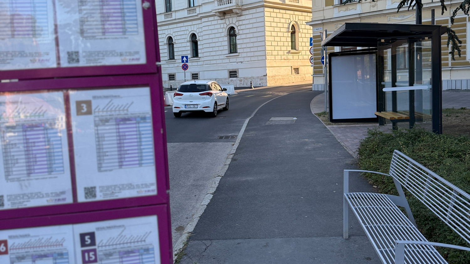 Buszváró a Megyeház téren