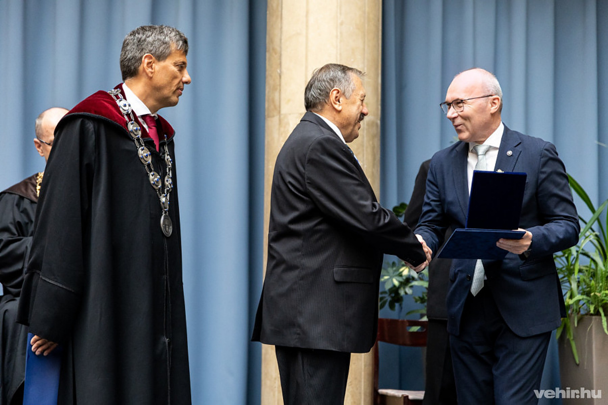 A Volkra Ottó-díjat idén Dr. Kovács Zoltán vehette át.