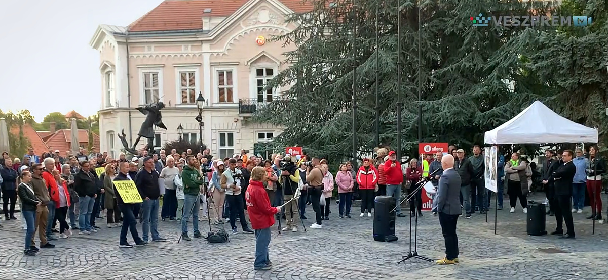 Demonstráció a Városháza előtt