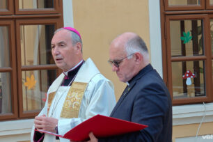 Dr. Udvardy György érsek megáldotta a felújított épületet.