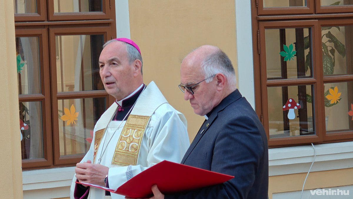Dr. Udvardy György érsek megáldotta a felújított épületet.